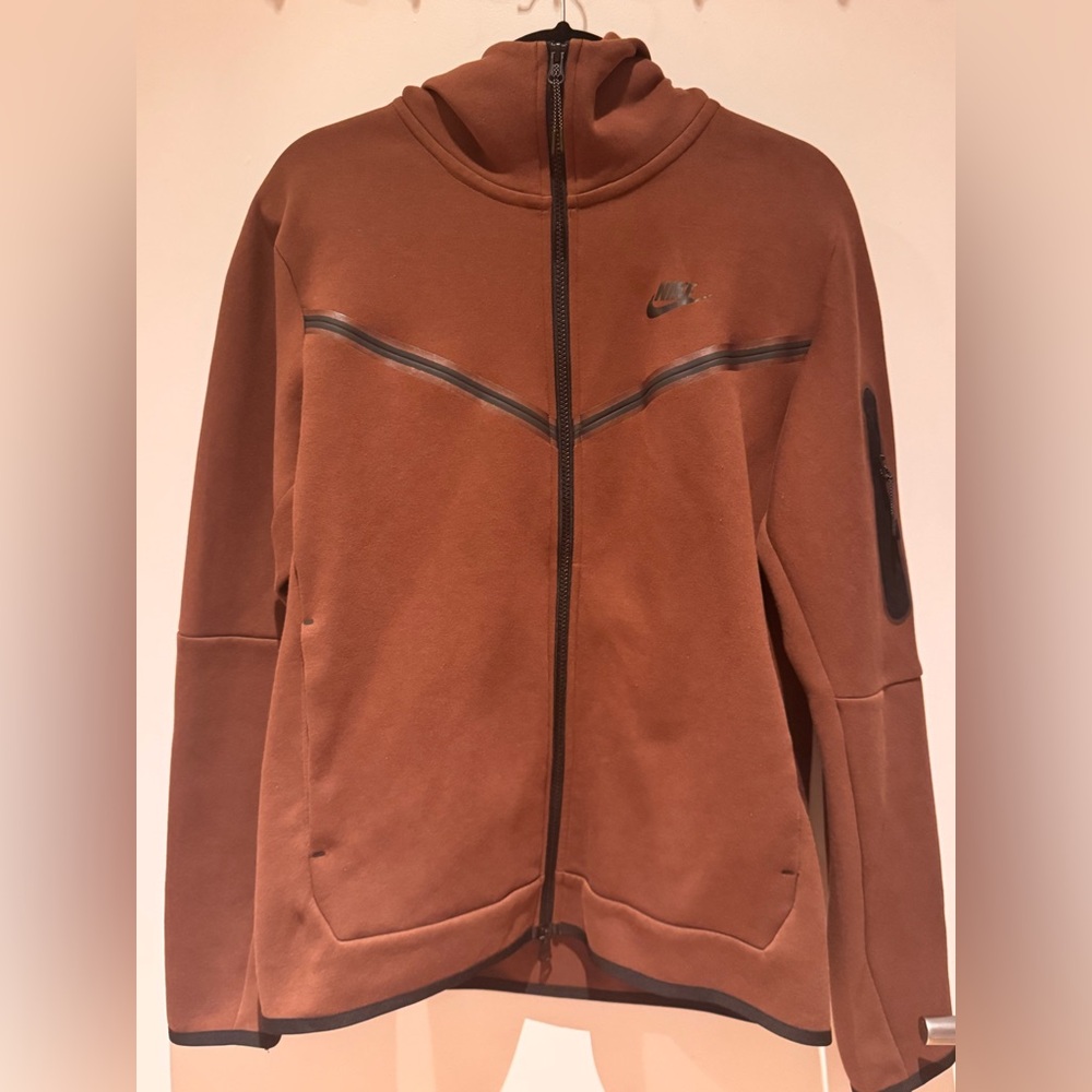 Nike Tech
Men’s full zip wind runner hoodie size M (Never-worn)